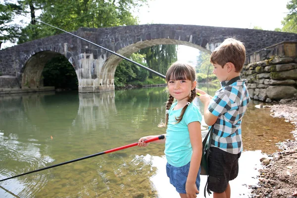 Παιδιά Απολαμβάνουν Ψάρεμα Στο Όμορφο Ποτάμι — Φωτογραφία Αρχείου