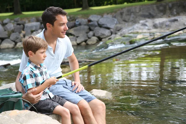Отец Учит Сына Ловить Рыбу Реке — стоковое фото