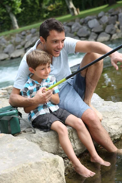 Отец Учит Сына Ловить Рыбу Реке — стоковое фото