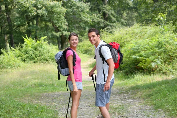 トレッキングコースを歩く田舎のカップル — ストック写真