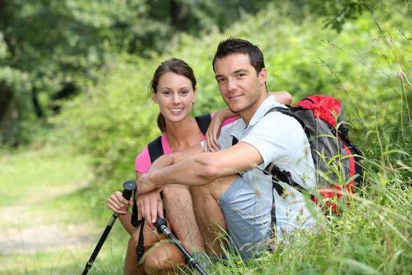 Coppia Una Giornata Trekking Nel Bosco — Foto Stock