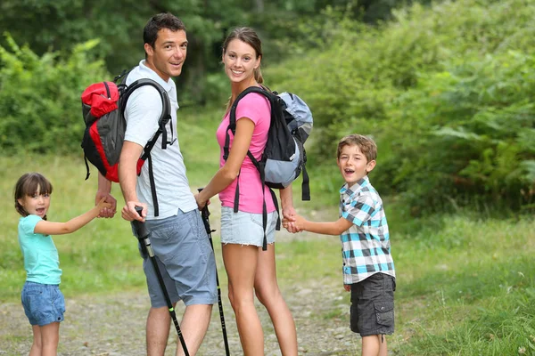 Familia Día Trekking Campo — Foto de Stock