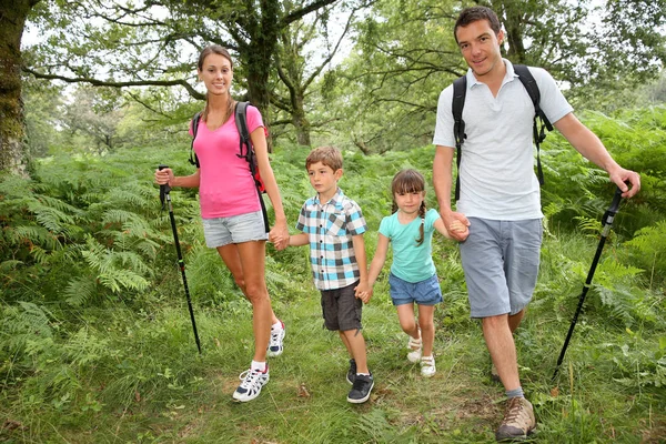 Famiglia Una Giornata Trekking Campagna — Foto Stock