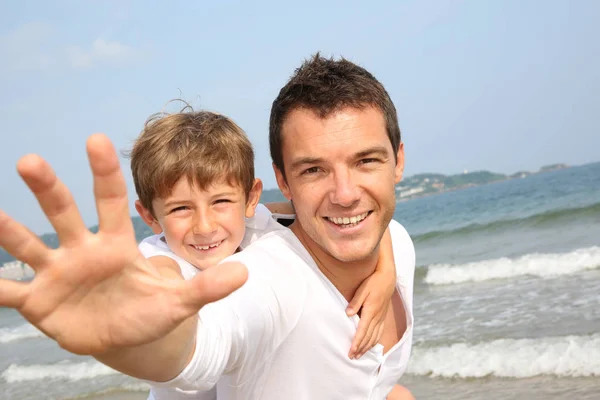 Hombre Sosteniendo Hijo Espalda Playa — Foto de Stock