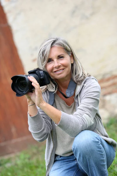 Retrato Mujer Madura Filmando Con Cámara Fotográfica —  Fotos de Stock