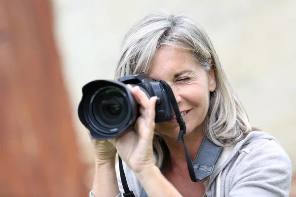 Retrato Mulher Madura Atirando Com Câmera Foto — Fotografia de Stock