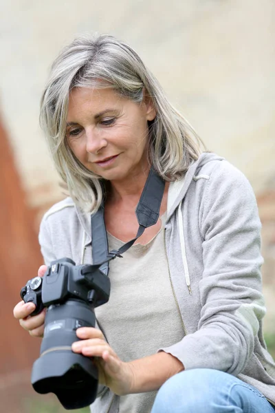 Retrato Mujer Madura Filmando Con Cámara Fotográfica —  Fotos de Stock