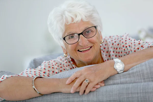 Beyaz Saçlı Yaşlı Kadın Portresi — Stok fotoğraf