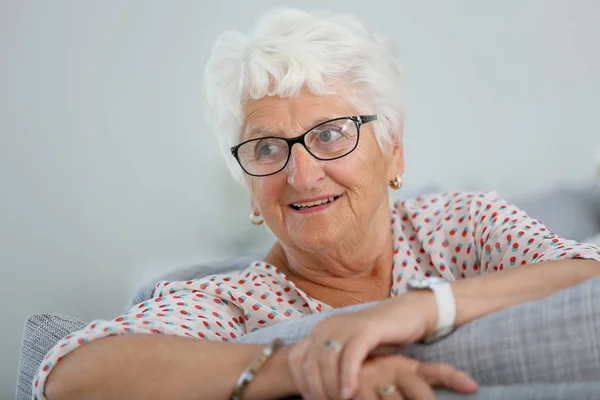 Beyaz Saçlı Yaşlı Kadın Portresi — Stok fotoğraf