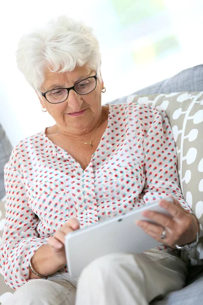 Elderly Woman Using Digital Tablet Home — Stock Photo, Image