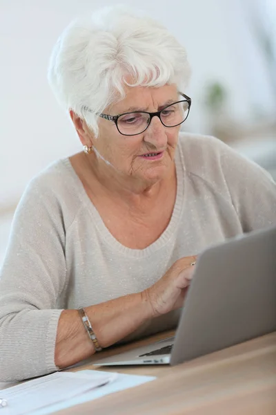 Mulher Idosa Usando Computador Portátil Casa — Fotografia de Stock