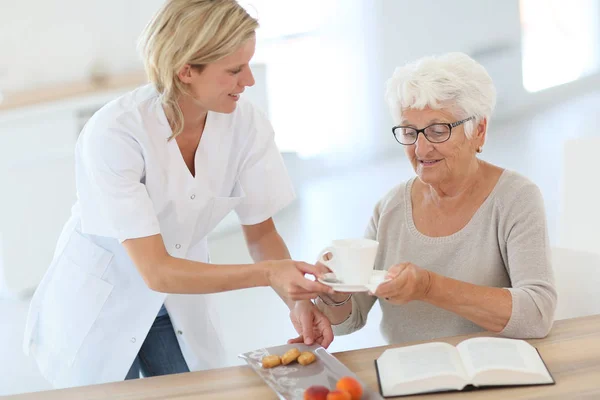 Homecarer Dando Mujer Mayor — Foto de Stock