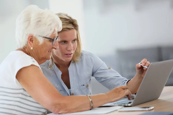 Homecarer Com Mulher Idosa Usando Computador Portátil — Fotografia de Stock