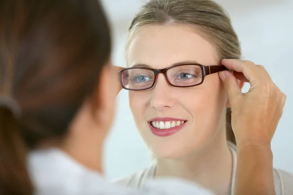 Mujer Probando Nuevas Gafas Con Oftalmólogo — Foto de Stock