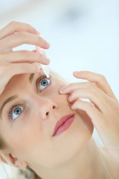 Young Woman Putting Eye Drops — Stock Photo, Image