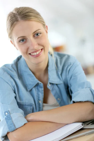 Ritratto Studentessa Che Lavora Laptop — Foto Stock