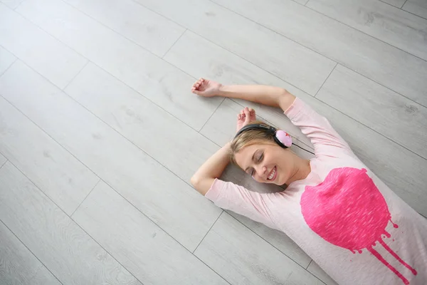 Menina Loira Relaxante Piso Madeira Com Fones Ouvido — Fotografia de Stock