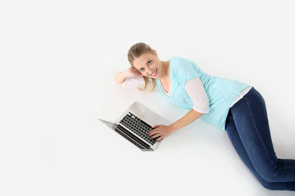 Молода Жінка Лежить Підлозі Ноутбуком Ізольована — стокове фото