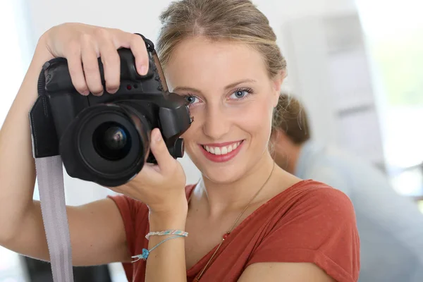 Fröhliche Junge Frau Fotografieunterricht — Stockfoto