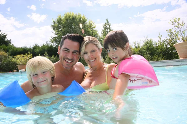 Familia Feliz Disfrutando Natación Piscina — Foto de Stock