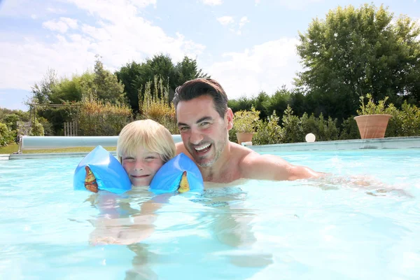 Pai Filho Brincando Piscina — Fotografia de Stock