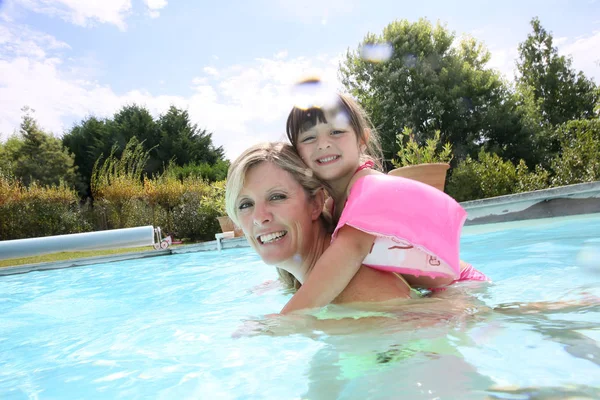 妈妈和女儿在游泳池里玩耍 — 图库照片