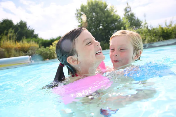 Niños Jugando Piscina — Foto de Stock