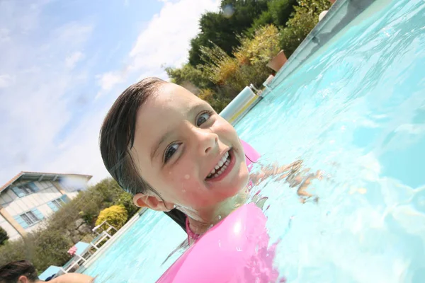 Retrato Niña Linda Piscina — Foto de Stock