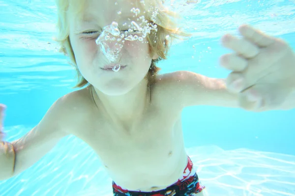 Junge Schwimmt Unter Wasser — Stockfoto