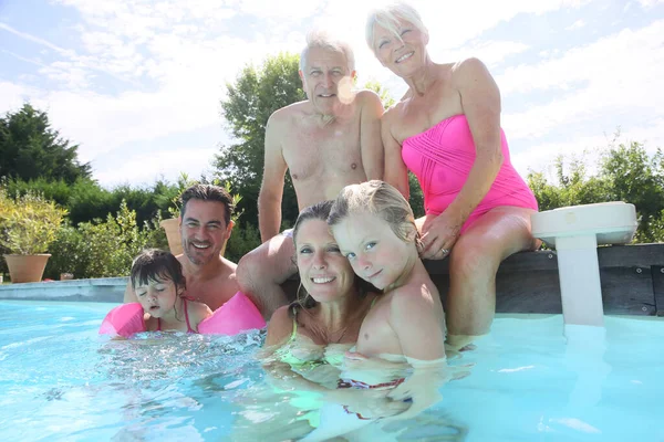 Feliz Familia Generaciones Disfrutando Piscina — Foto de Stock