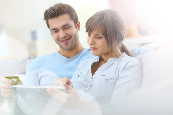 Junges Paar Kauft Mit Tablet Internet Ein — Stockfoto