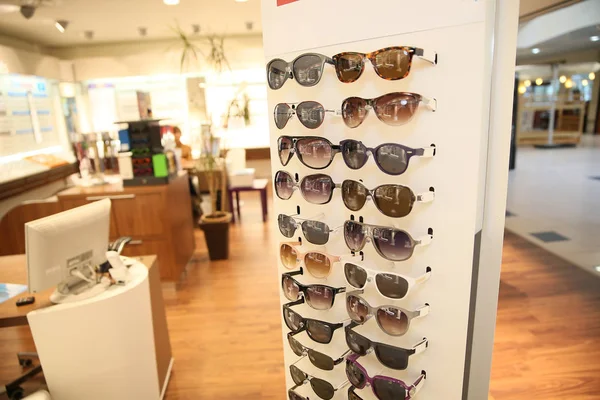 Celkový Pohled Optický Obchod Displejem Slunečních Brýlí — Stock fotografie