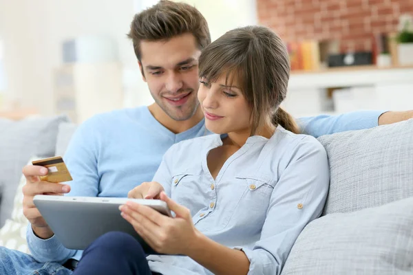 Jeune Couple Faisant Shopping Sur Internet Avec Tablette — Photo