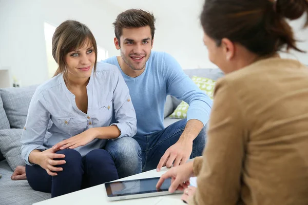 Pareja Joven Firma Contrato Financiero Tableta Digital — Foto de Stock