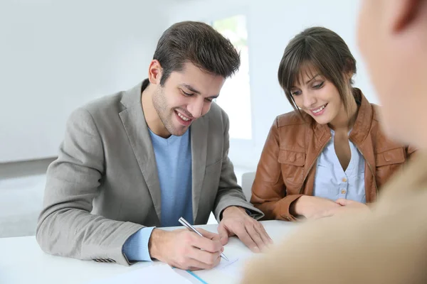 Pareja Joven Agencia Inmobiliaria Firmando Acuerdo Propiedad — Foto de Stock