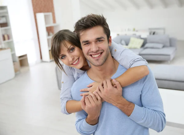 Gelukkige Jonge Paar Samen Bewegen Nieuwe Appartement — Stockfoto