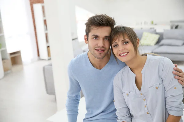 Gelukkige Jonge Paar Samen Bewegen Nieuwe Appartement — Stockfoto