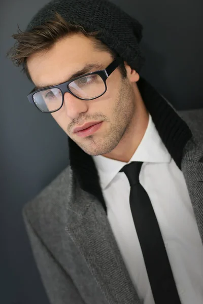 Model Okularami Płaszczem Zimowym Czarnym Tle — Zdjęcie stockowe