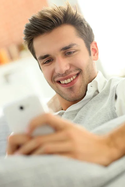 Lässiger Typ Mit Smartphone Entspannt Auf Der Couch — Stockfoto