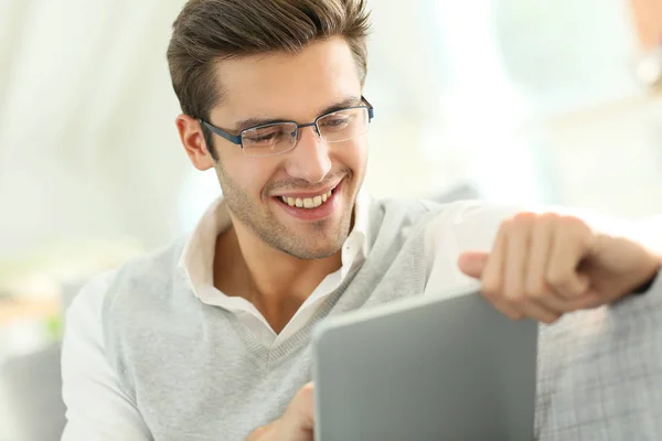 Young Man Websurfing Tablet Sitting Sofa — Stock Photo, Image