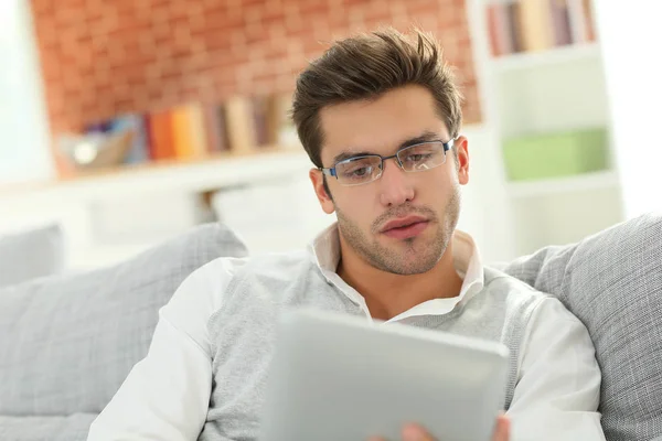 Young Man Websurfing Tablet Sitting Sofa — Stock Photo, Image