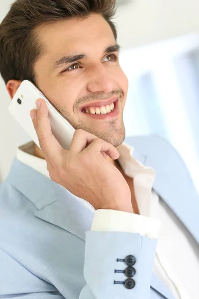 Sorrindo Atraente Jovem Falando Telefone — Fotografia de Stock