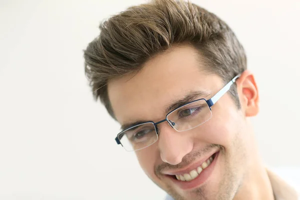 Porträtt Ung Man Glasögon Isolerad — Stockfoto