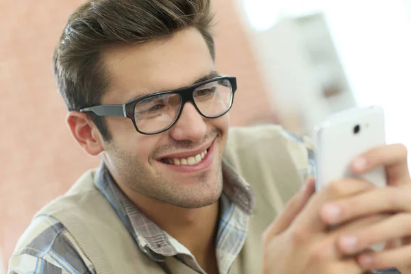 Jeune Homme Connecté Sur Internet Avec Smartphone — Photo