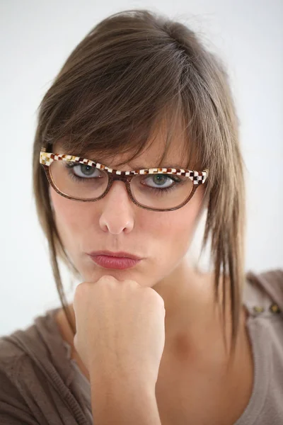 Modern Gözlüklü Genç Bir Kadın Izole Edilmiş — Stok fotoğraf