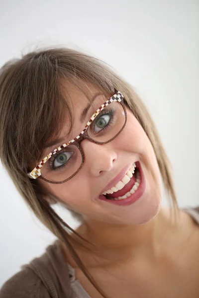 Jonge Vrouw Met Moderne Bril Geïsoleerd — Stockfoto