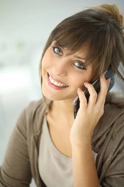 Retrato Jovem Casa Falando Celular — Fotografia de Stock