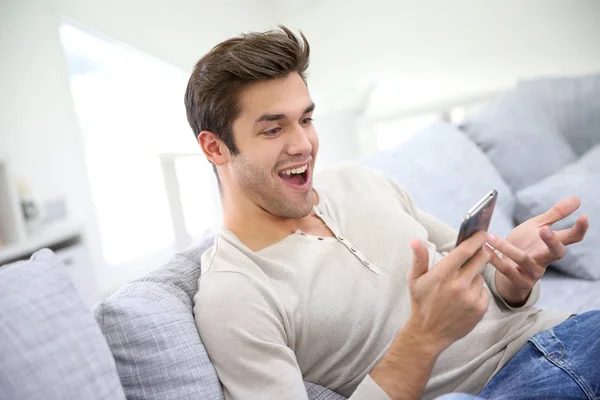 Mann Mit Smartphone Wird Beim Lesen Überrascht — Stockfoto