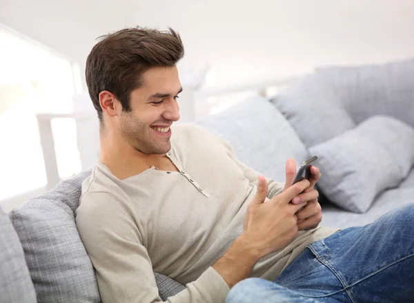 Homme Avec Smartphone Être Heureux Comme Message Lecture — Photo