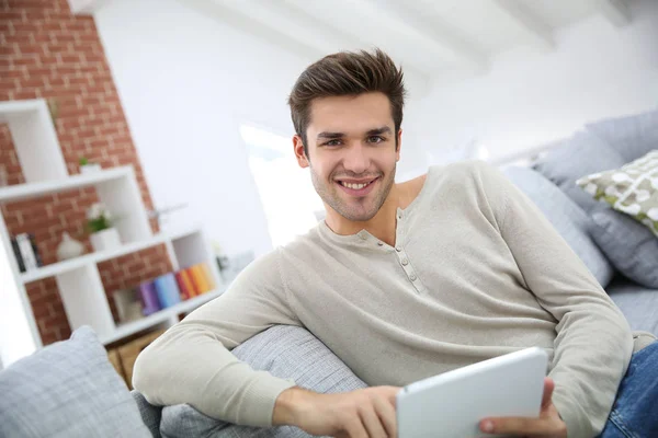 Mann Sitzt Auf Couch Und Surft Internet — Stockfoto